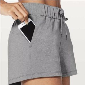 Lululemon On The Fly Short Woven 2.5" in Heathered Slate, size 8